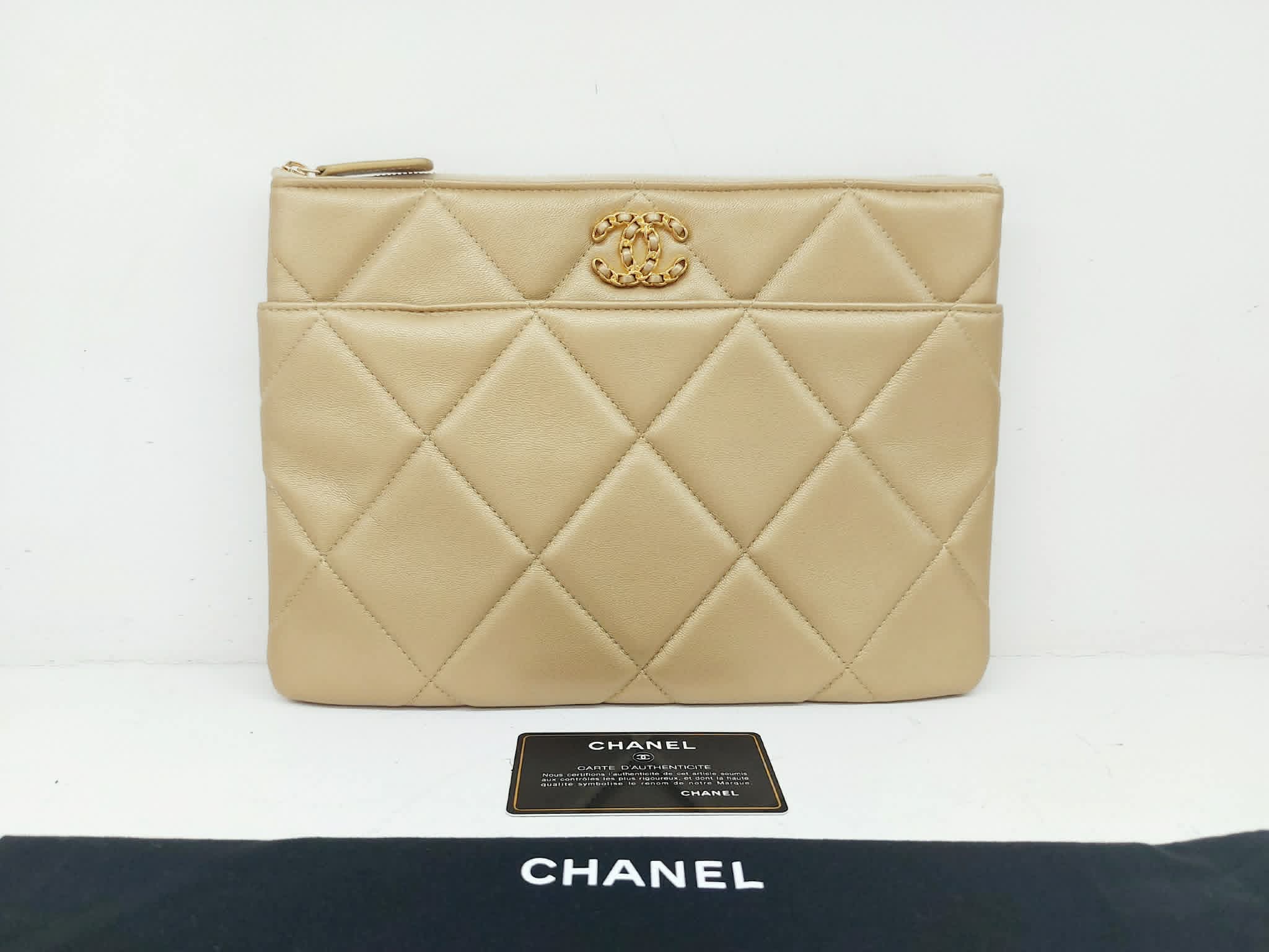 CHANEL POCHETTE 19