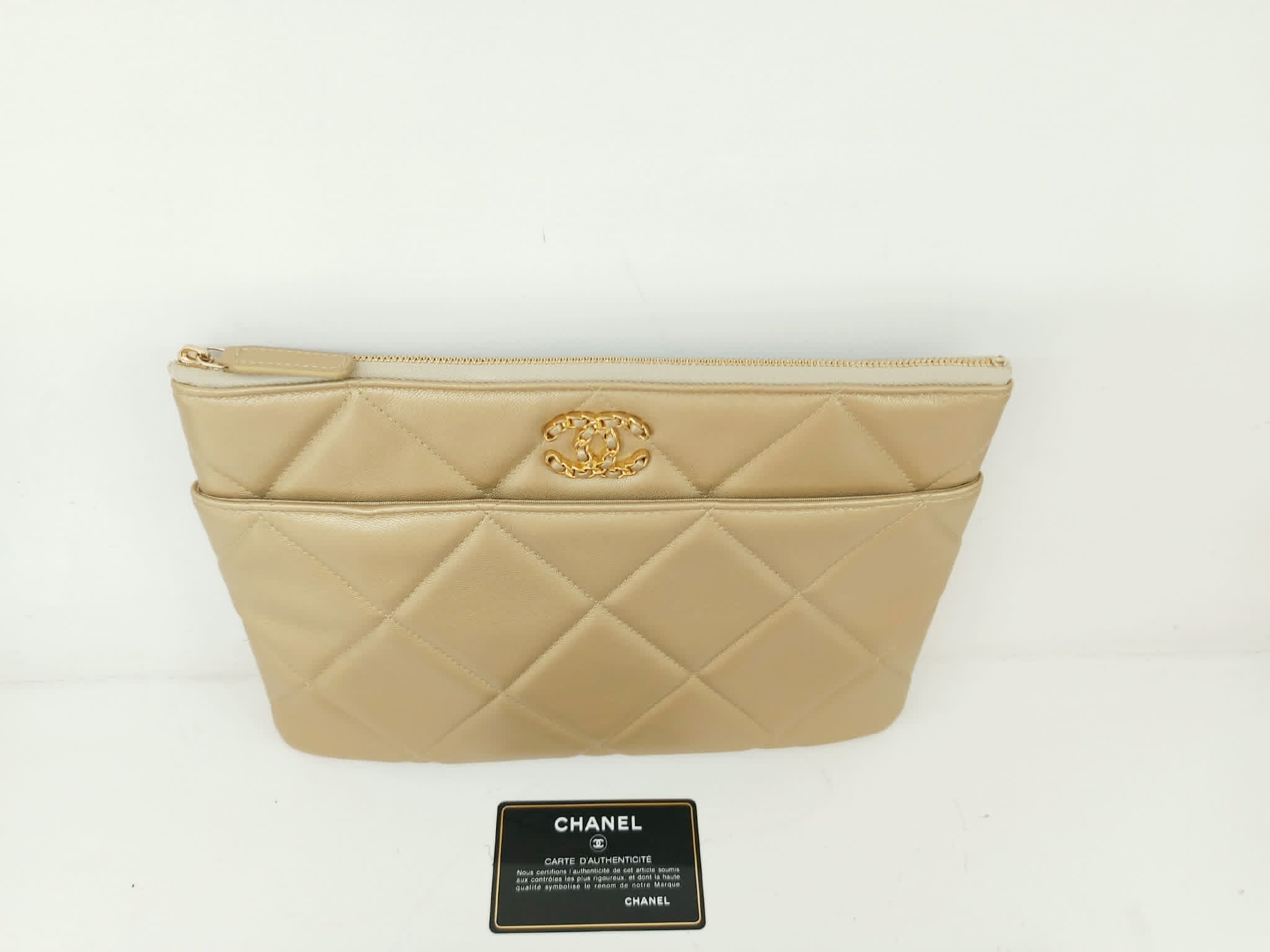 CHANEL POCHETTE 19