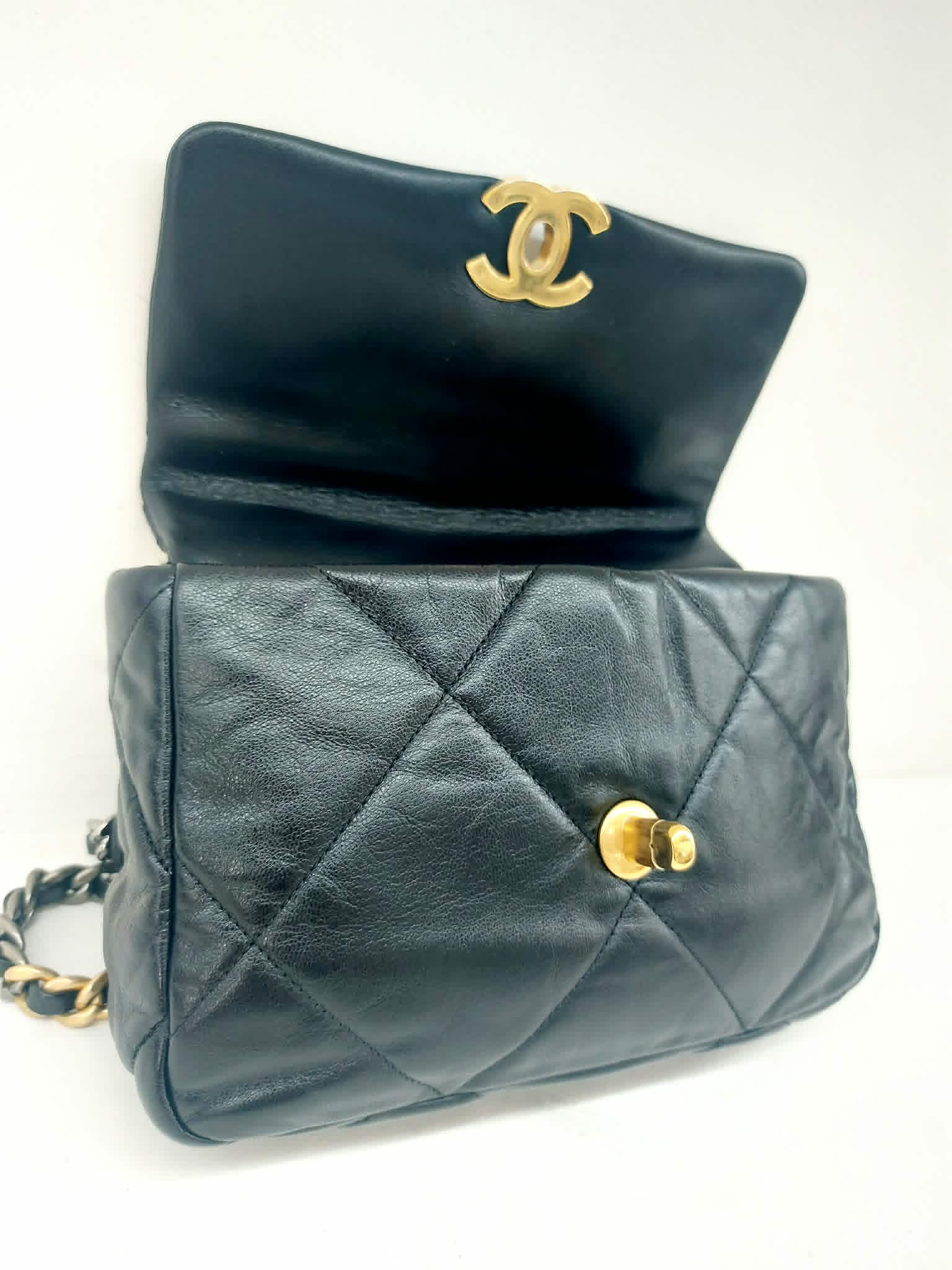 CHANEL 19 NERA