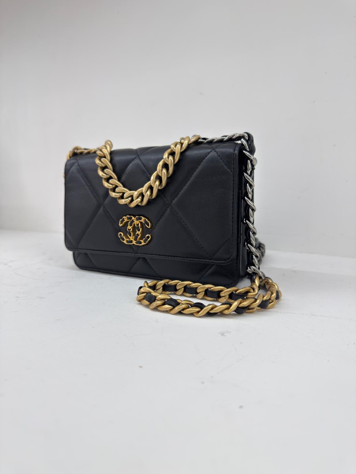 CHANEL WALLET 19