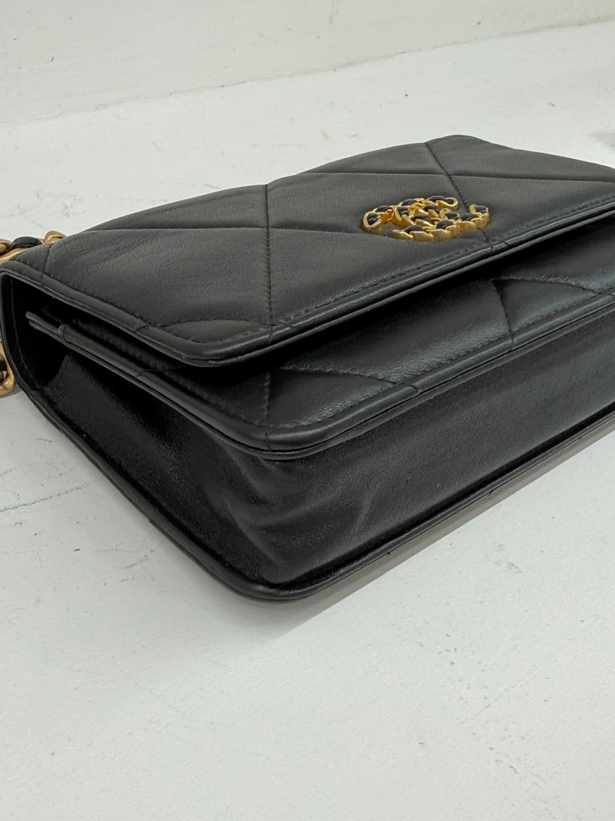 CHANEL WALLET 19