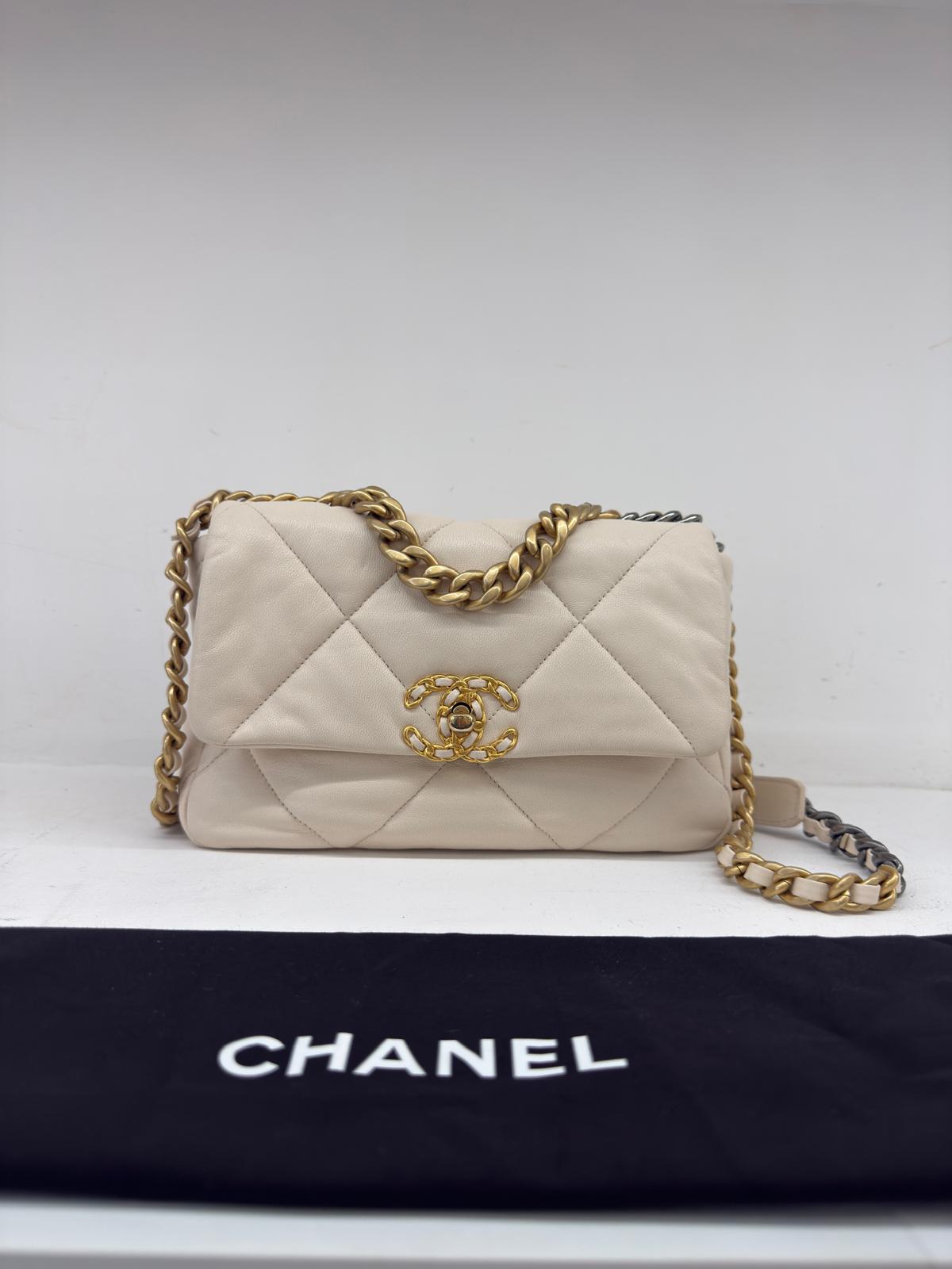 CHANEL 19