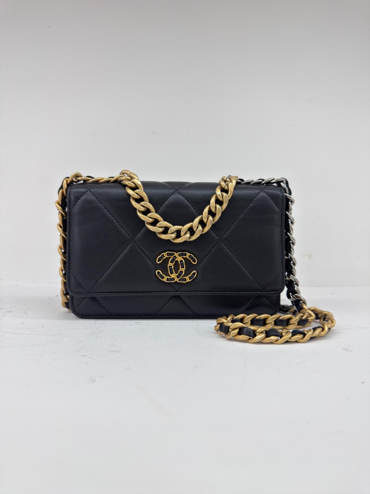 CHANEL WALLET 19