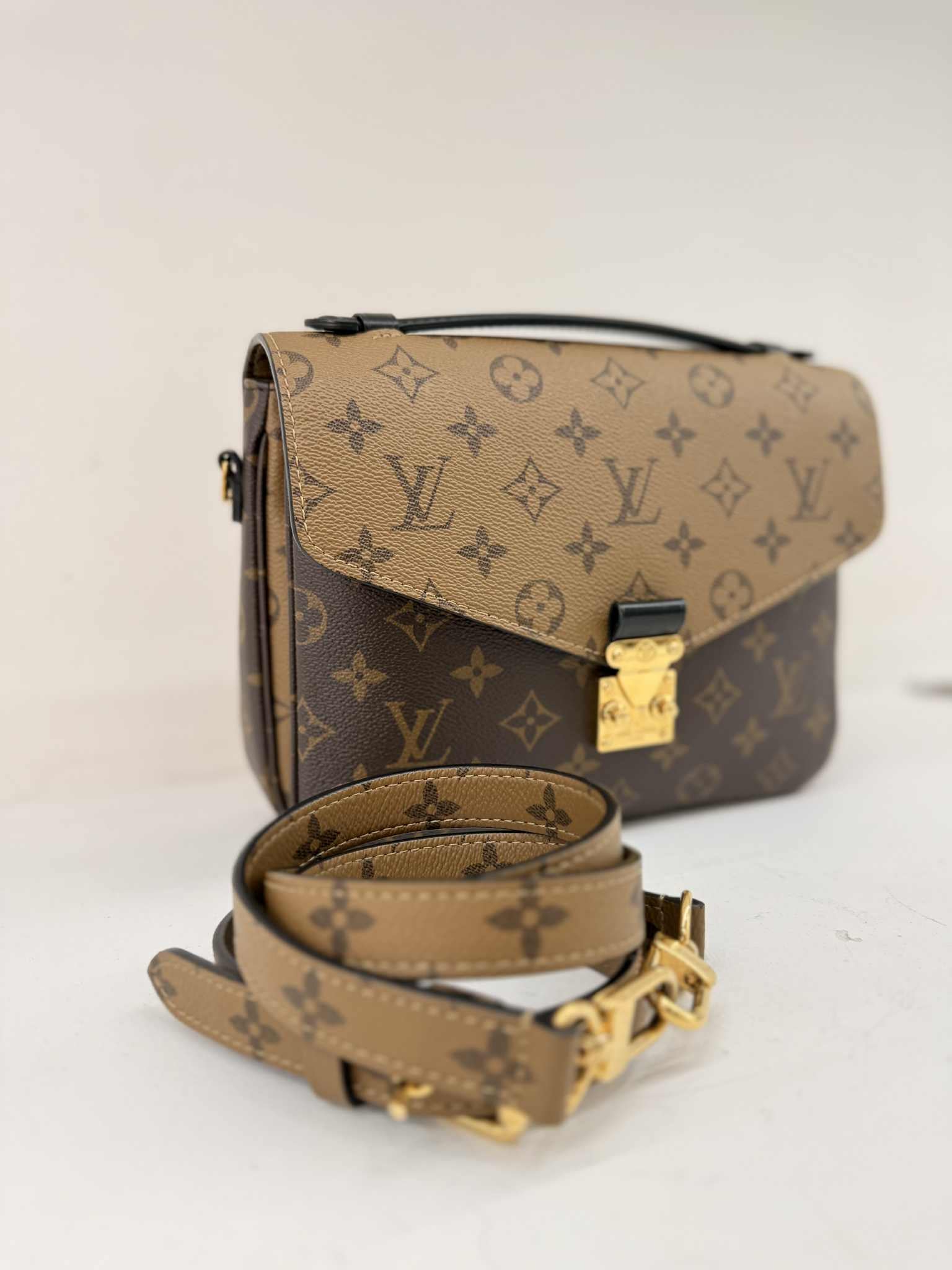 Louis Vuitton Metis REVERSE