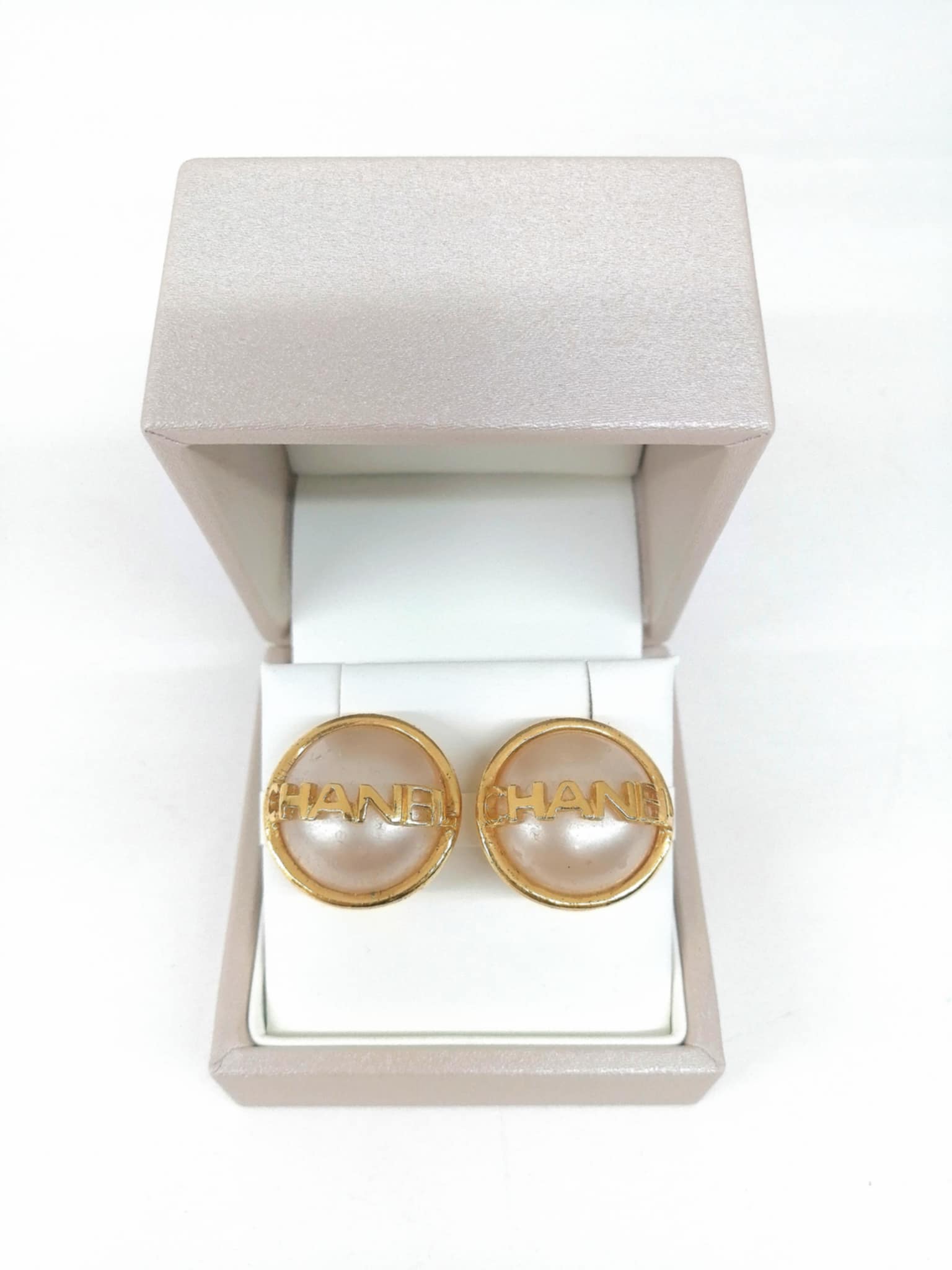 CHANEL ORECCHINI PEARL LOGO