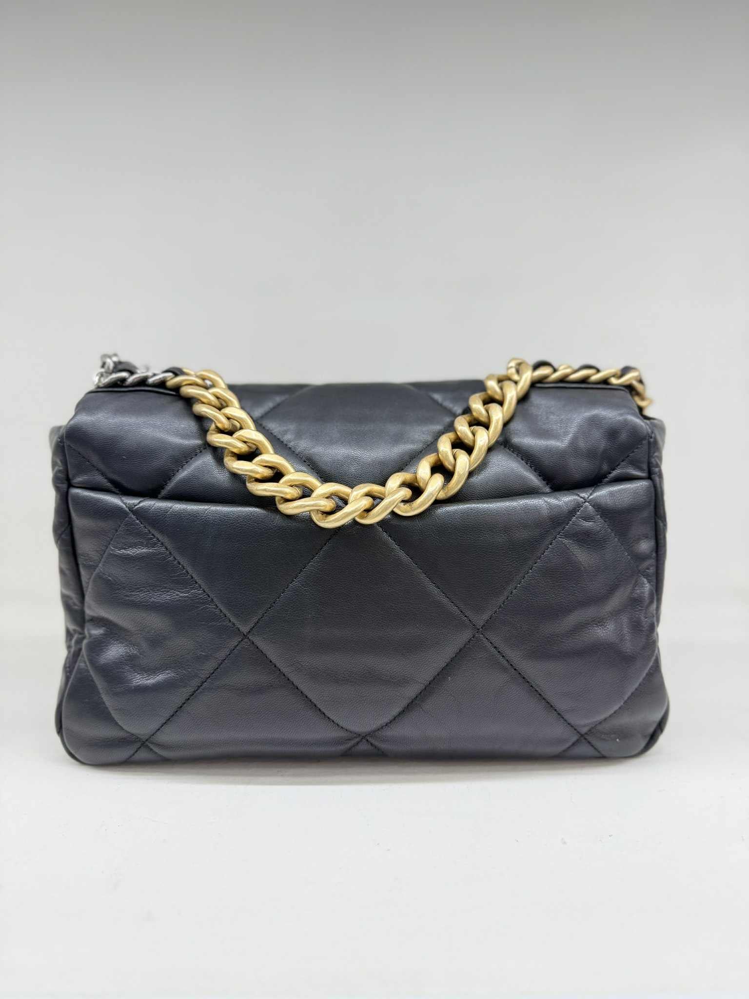 CHANEL 19 MEDIUM