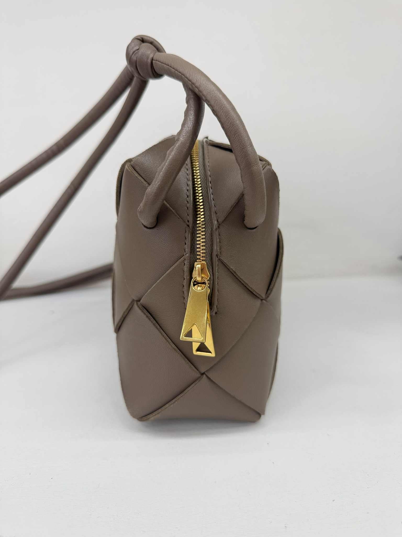 BOTTEGA VENETA CAMERA BAG.