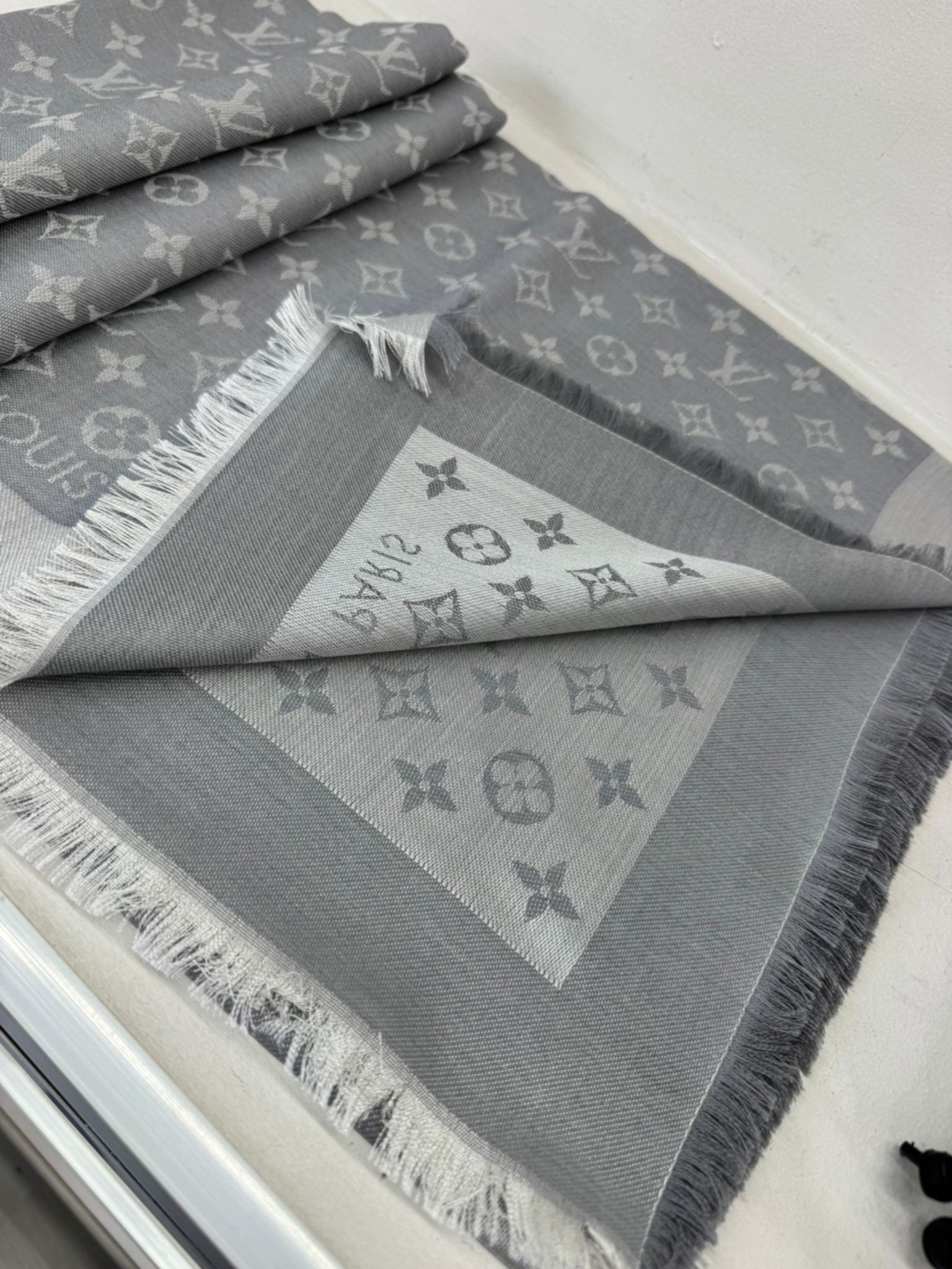 Louis Vuitton Stola Monogram Grigio