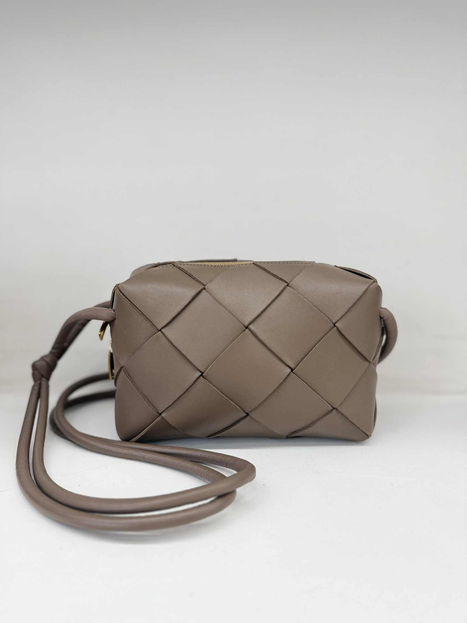 BOTTEGA VENETA CAMERA BAG.
