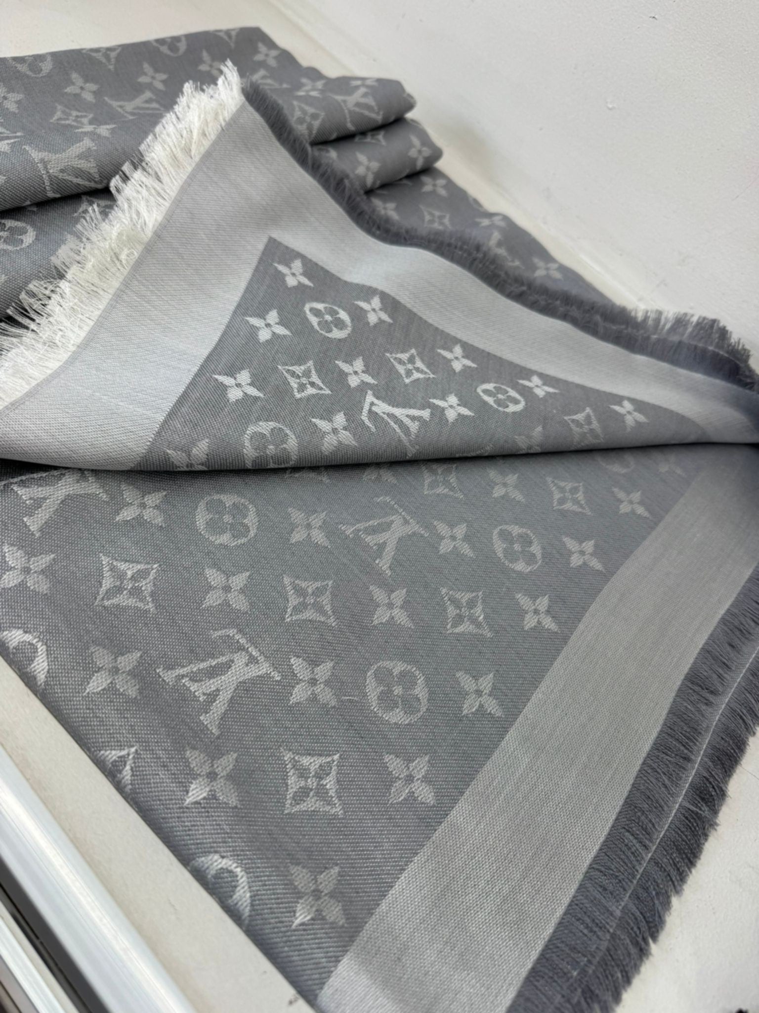 Louis Vuitton Stola Monogram Grigio