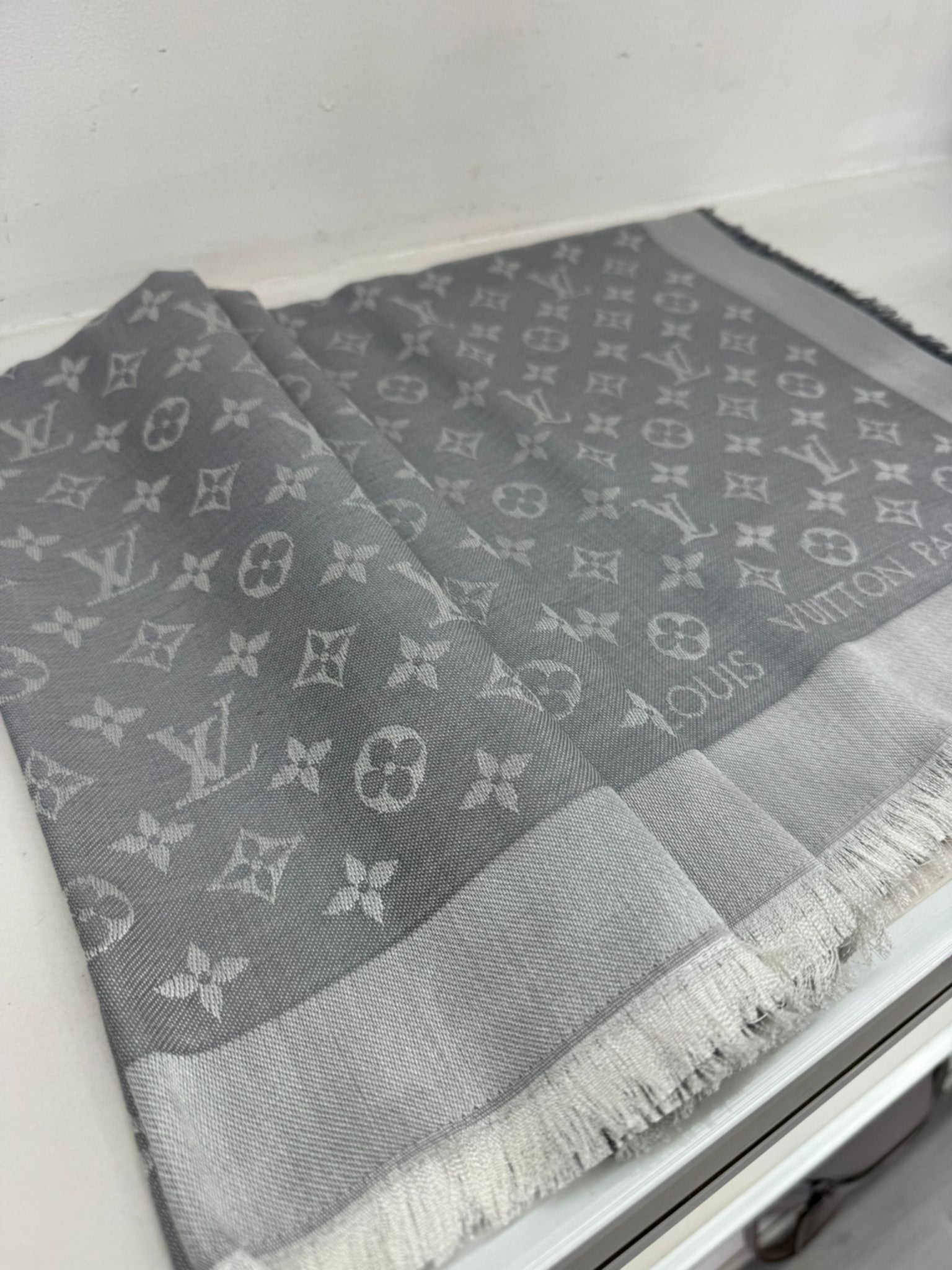 Louis Vuitton Stola Monogram Grigio