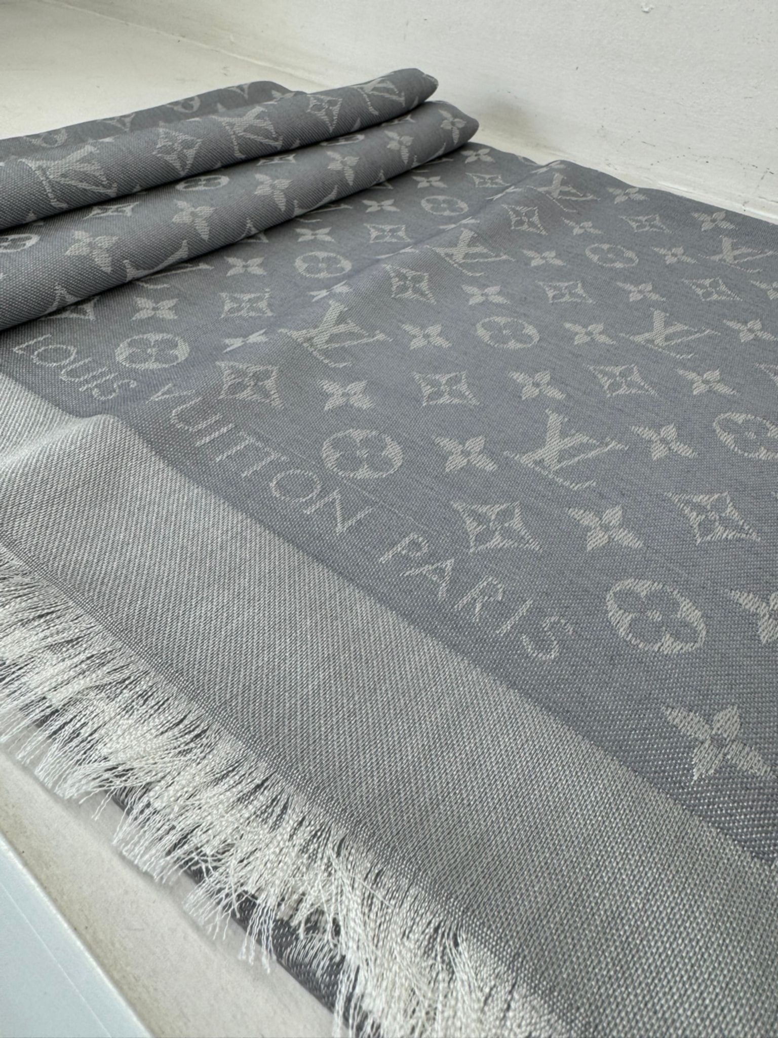 Louis Vuitton Stola Monogram Grigio
