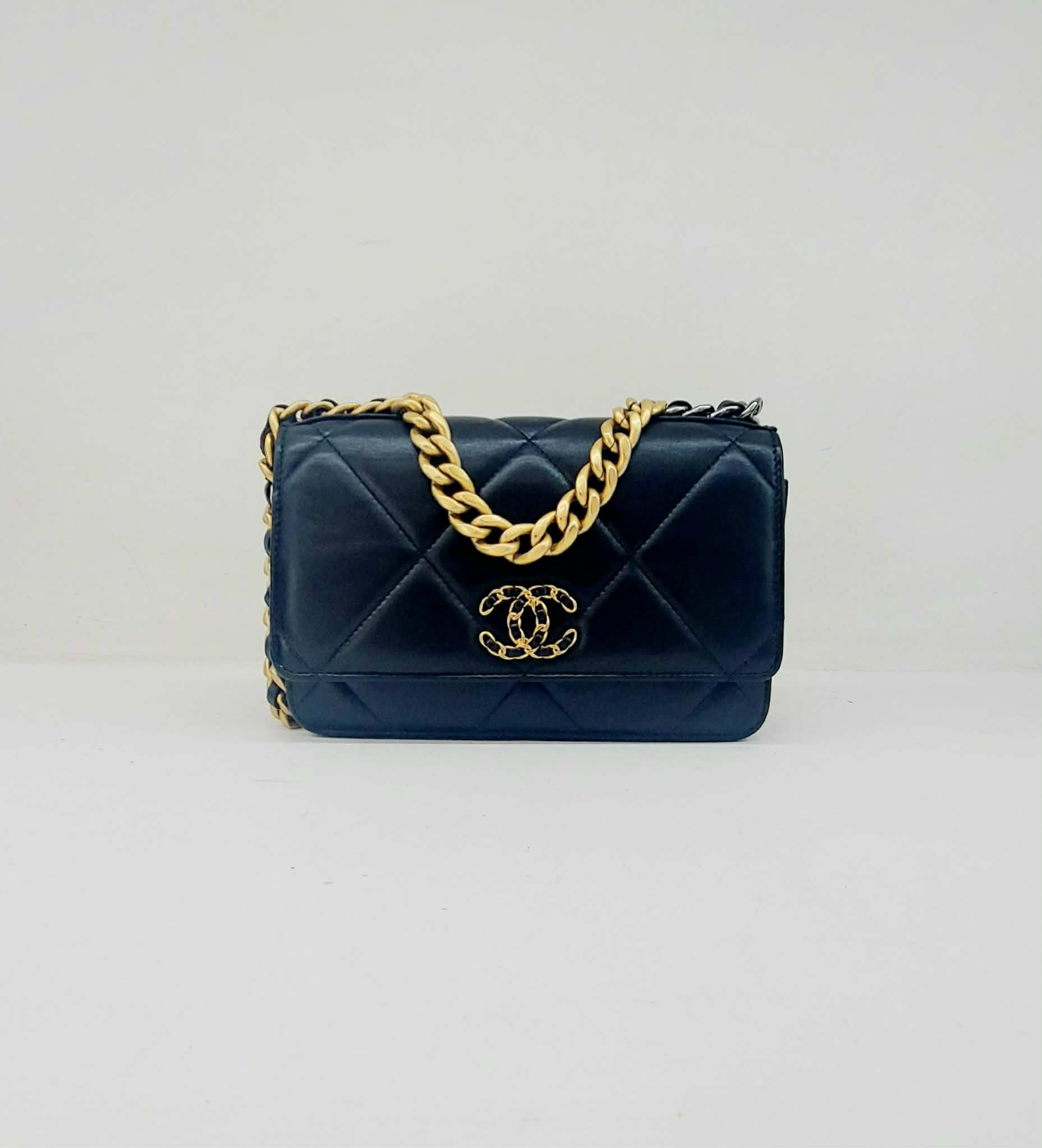 CHANEL WALLET 19
