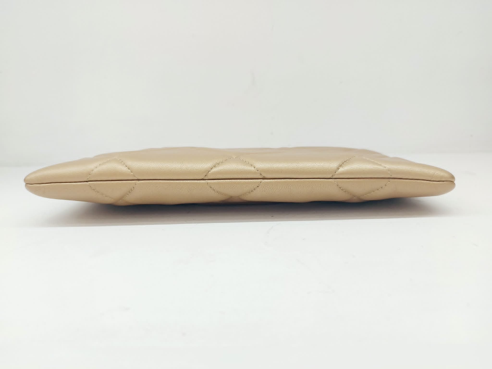 CHANEL POCHETTE 19
