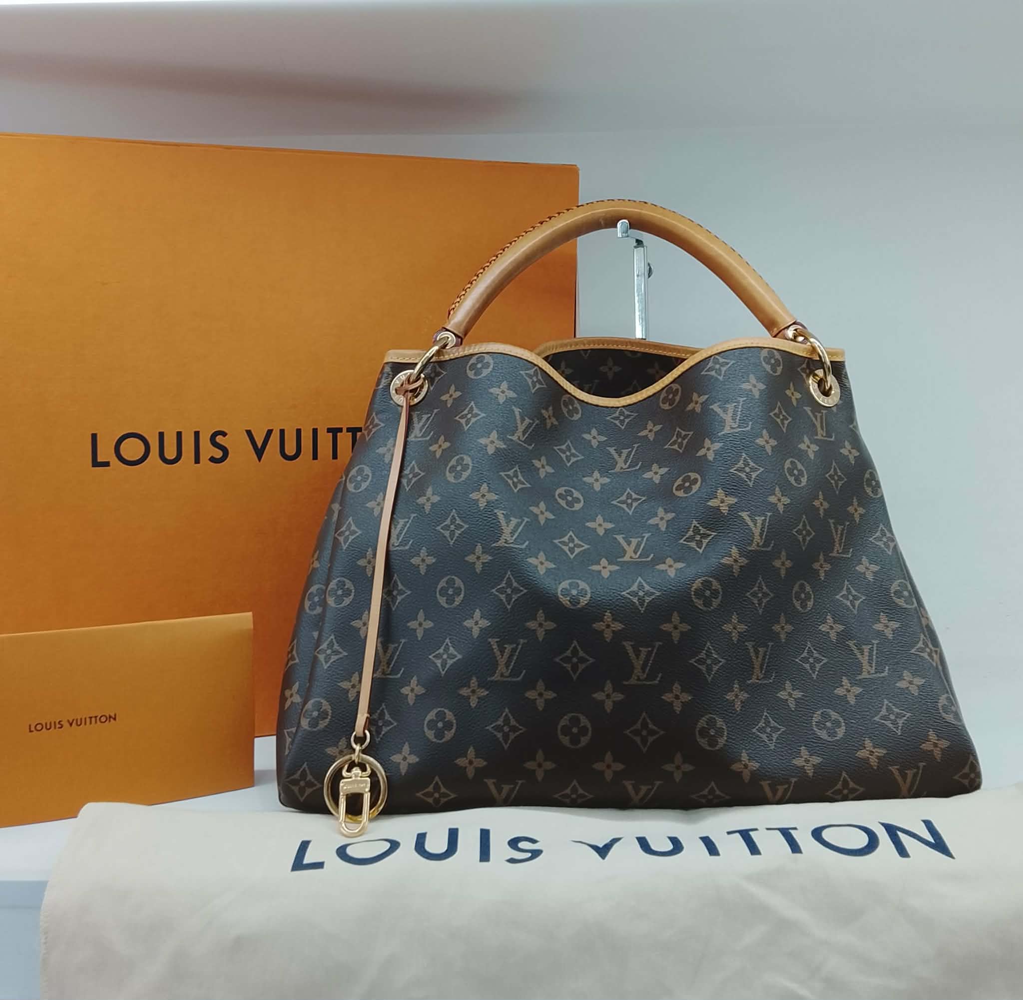 LOUIS VUITTON ASTSY GM