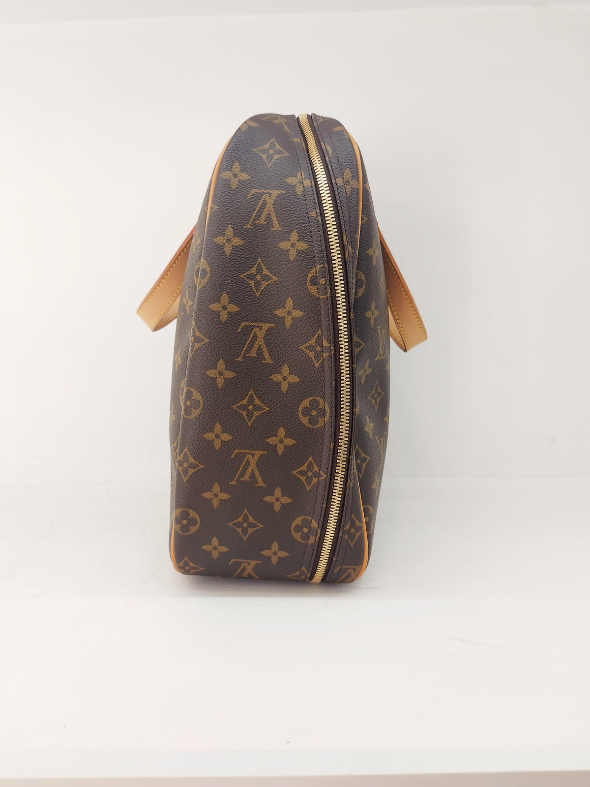LOUIS VUITTON EXCURSION