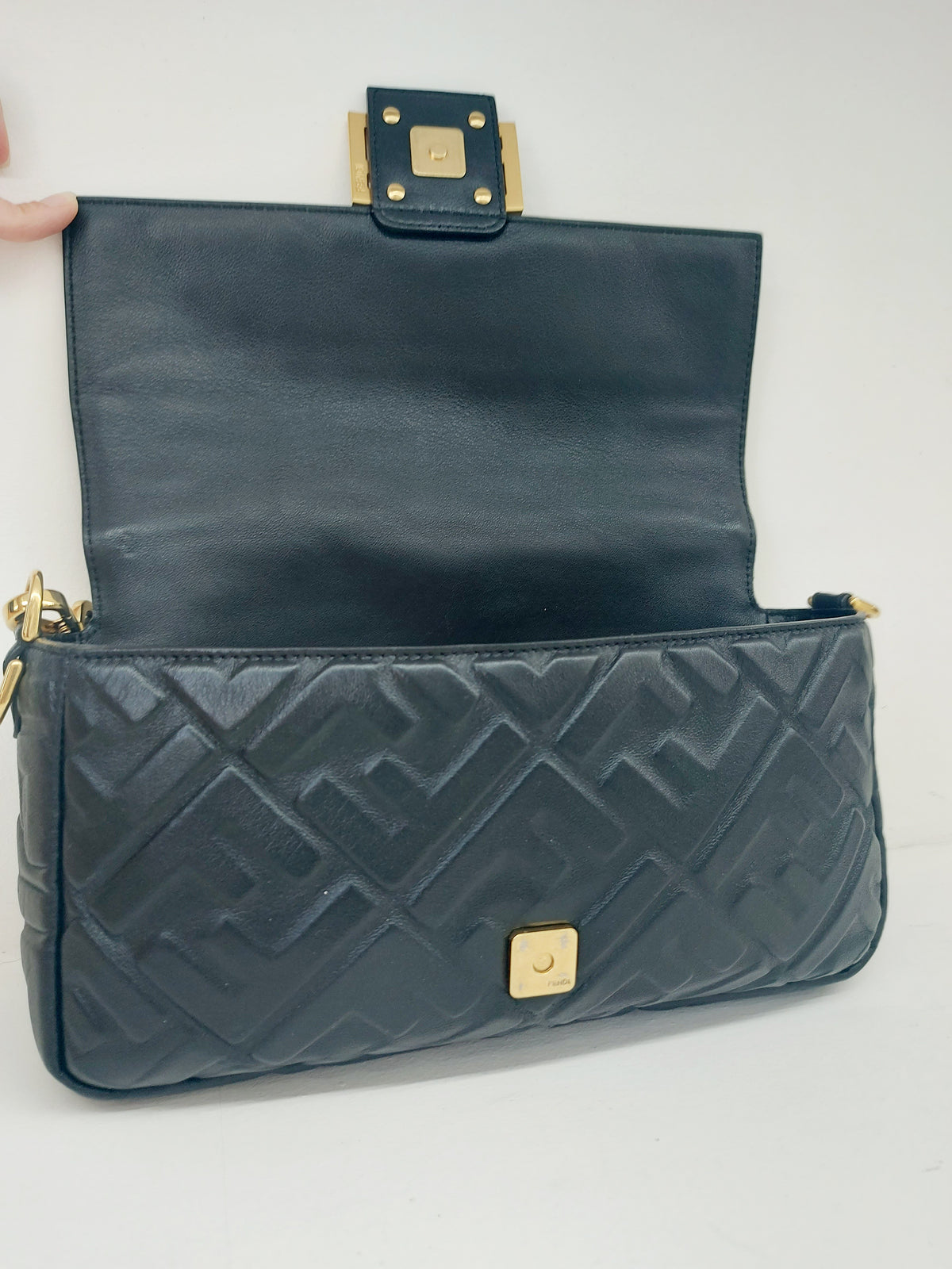 FENDI BAGUETTE MEDIA