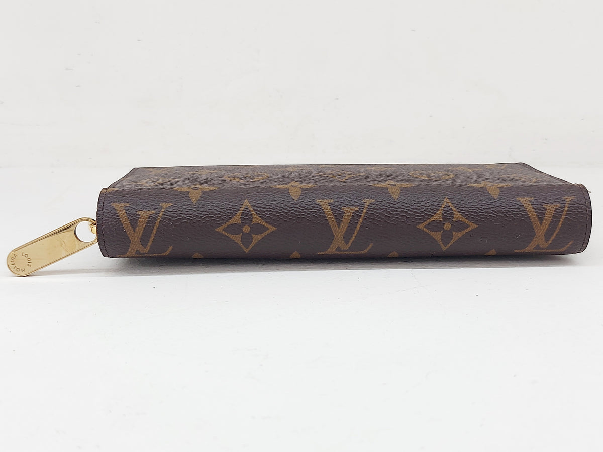 LOUIS VUITTON ZIPPY