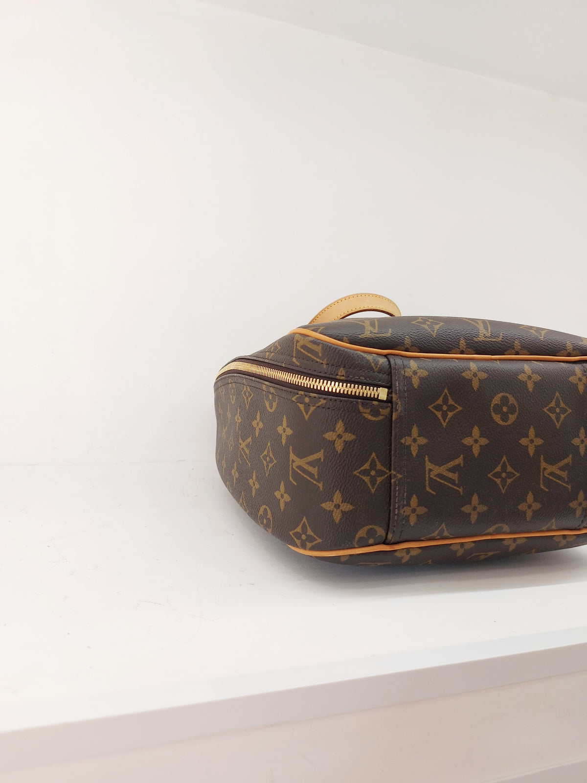 LOUIS VUITTON EXCURSION